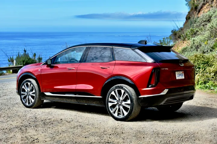 2025 Cadillac Optiq: منظر خلفي جانبي.