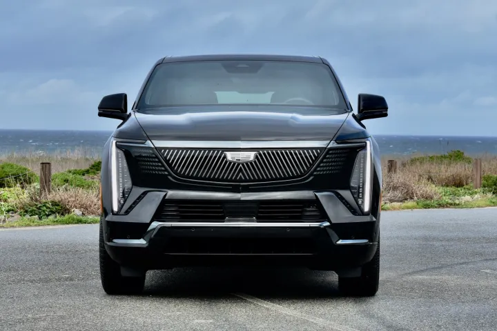 2025 Cadillac Escalade IQ الواجهة الأمامية.