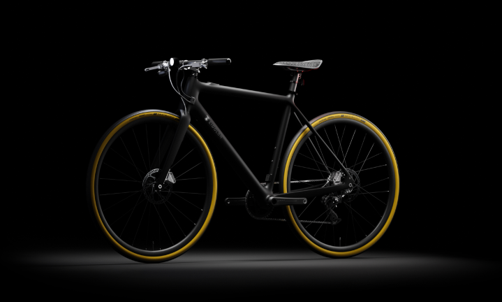 دراجة Ponomarets EIDOLON الكهربائية حسب الطلب باللون الأسود، منظر جانبي أمامي وخلفي من ثلاثة أرباع.