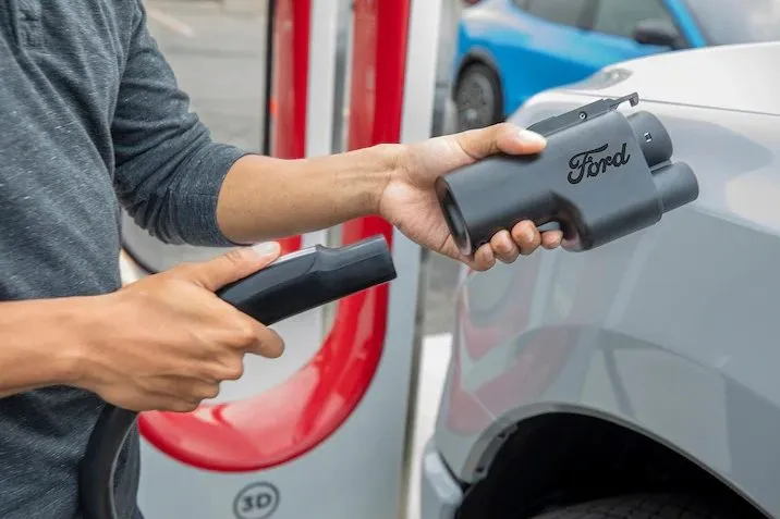 محول CCS إلى NACS لشركة Ford للشحن في محطات Tesla Superchargers.