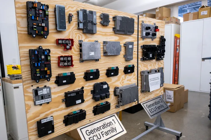 وحدات التحكم الإلكترونية في سيارات Rivian من الجيل الأول والثاني