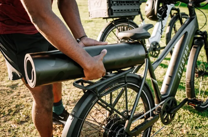 An image showing off the Aventon Level 3's physical features.