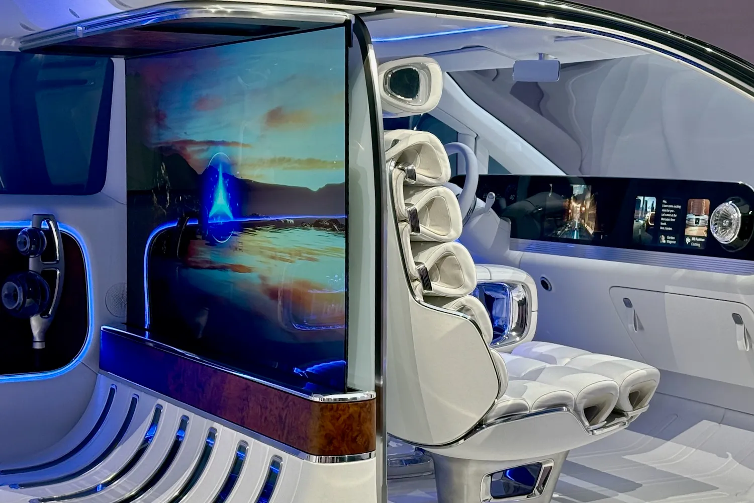 شاشة قابلة للسحب تفصل بين المقاعد الأمامية والخلفية في سيارة Mercedes-Benz Vision V الاختبارية.