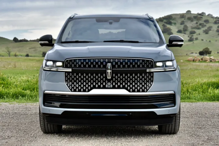 2025 Lincoln Navigator front view.