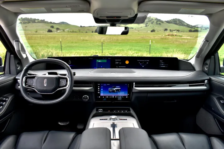 2025 Lincoln Navigator dashboard.