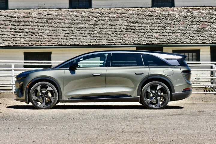 2025 Lucid Gravity profile view.