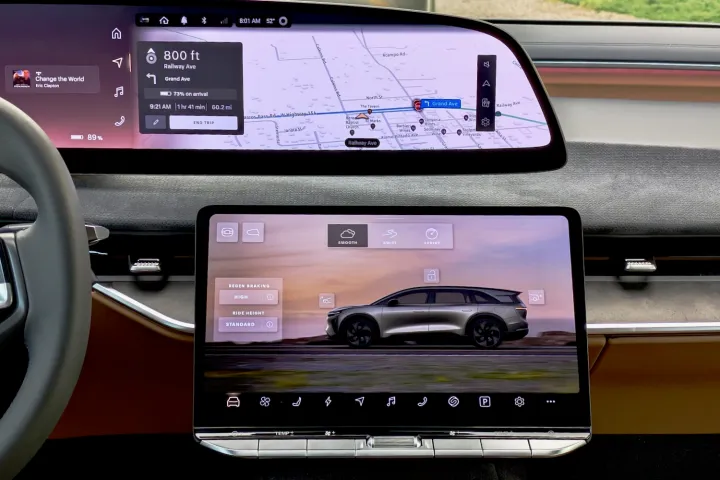 2025 Lucid Gravity screens.