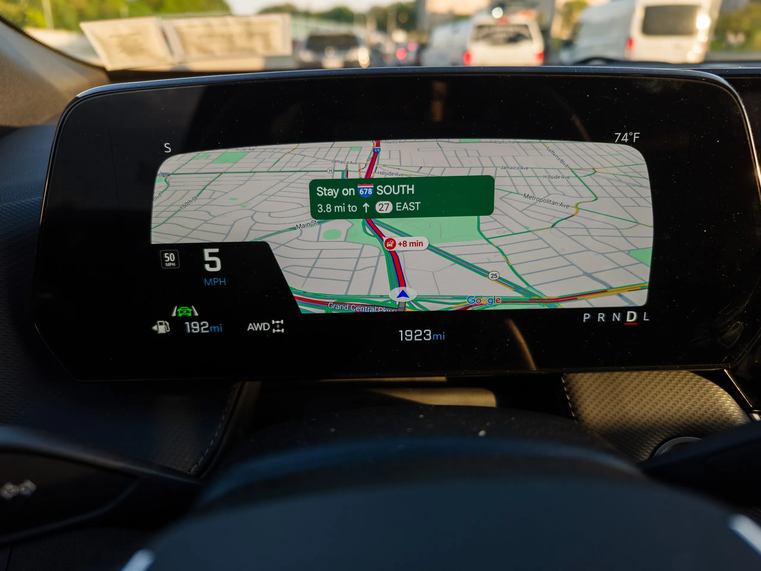 خرائط Google الأصلية بملء الشاشة على شاشة العرض الثانية للسائق في سيارة Chevy Equinox 2025