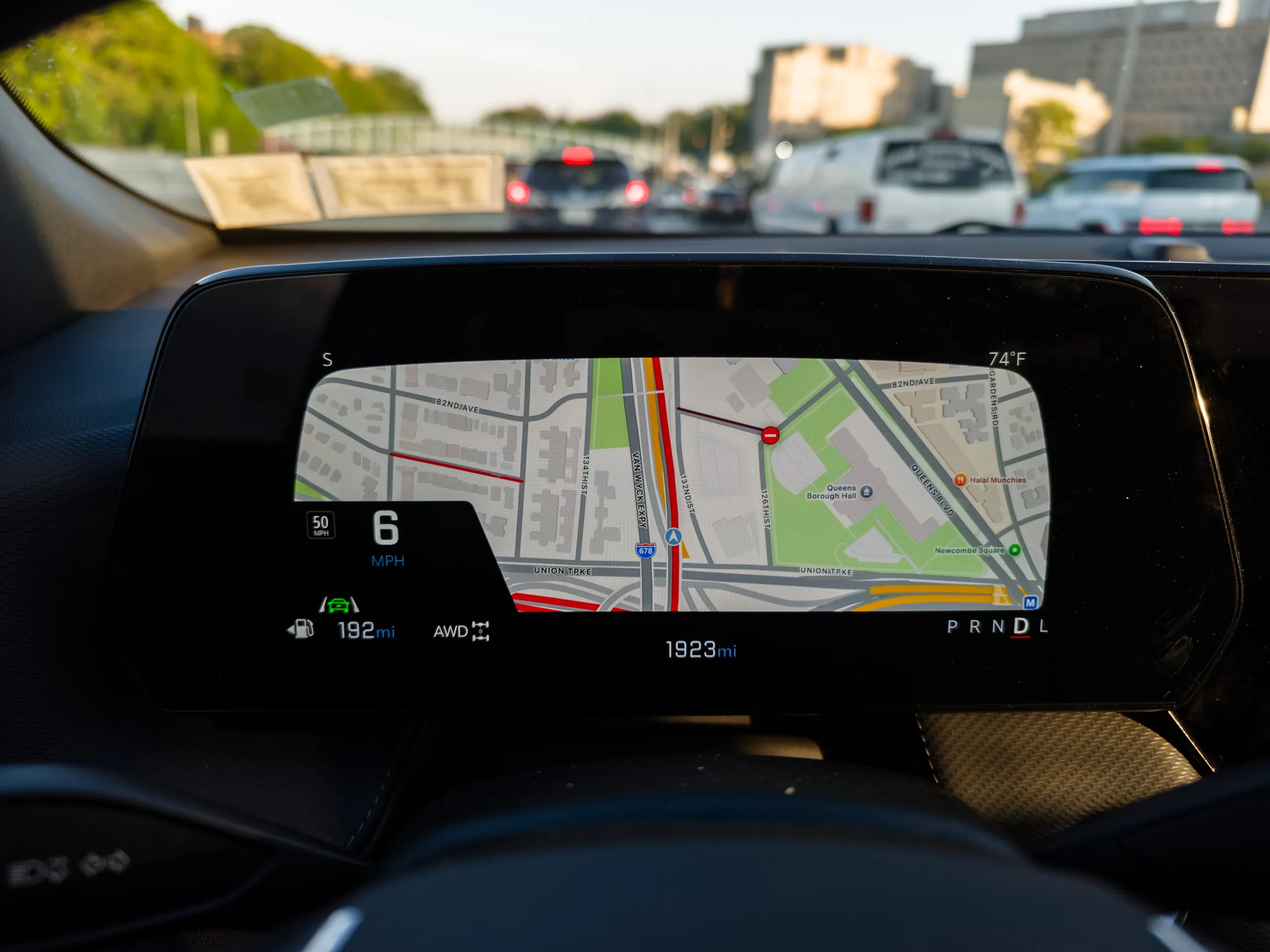 خرائط Apple CarPlay بملء الشاشة على شاشة العرض الثانية للسائق في سيارة Chevy Equinox 2025