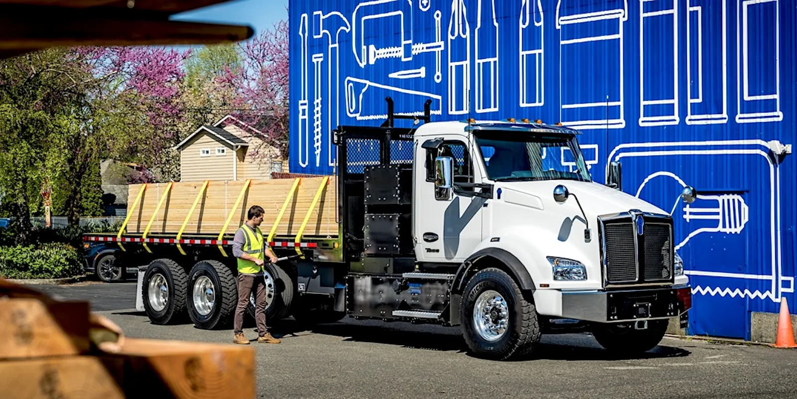 Kenworth Launches the T880E: The Industry’s First Vocational Class 8 Battery-Electric Truck