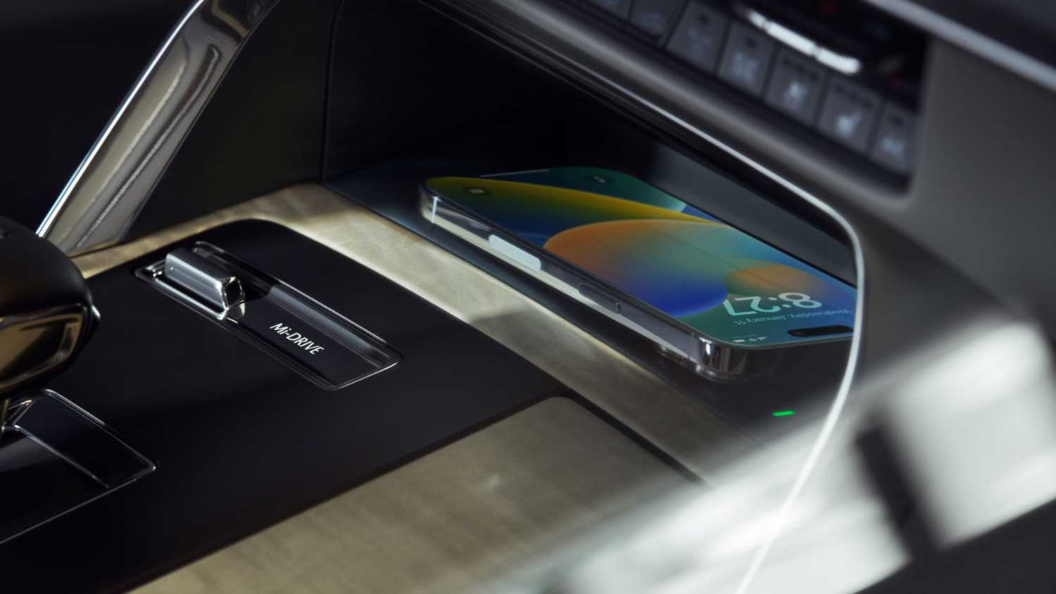 شحن iPhone في الكونسول المركزي.