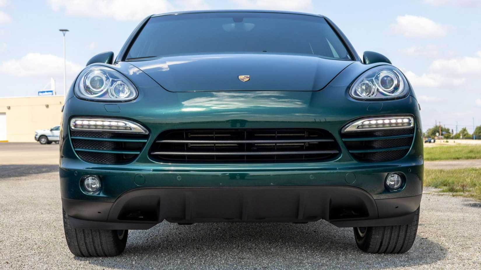 2014 Porsche Cayenne front 