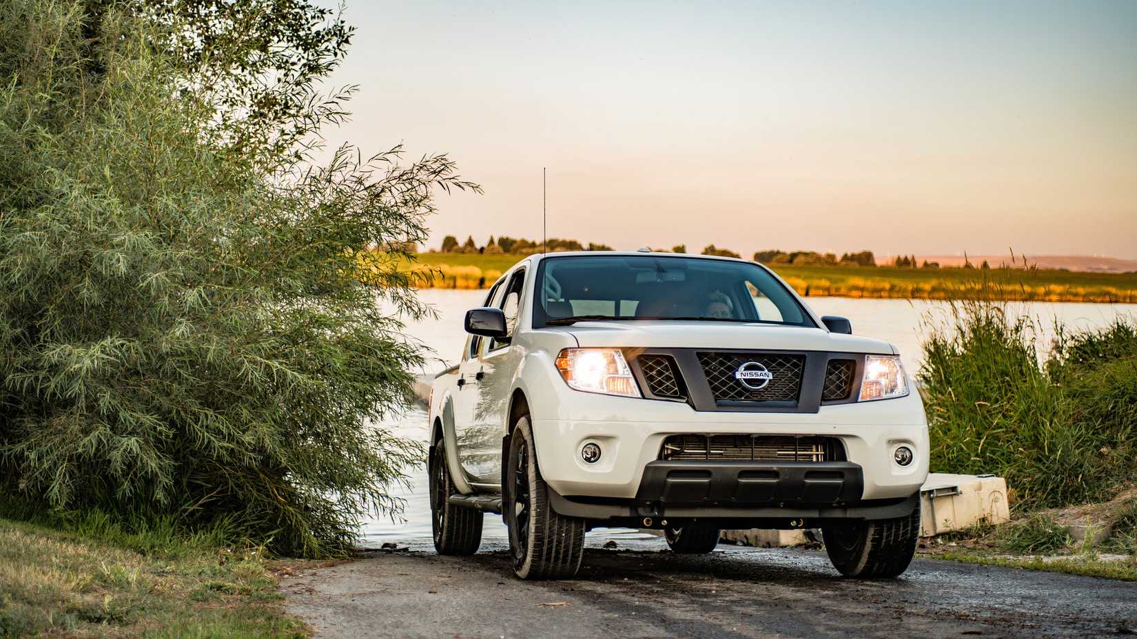 White 2019 Nissan Frontier