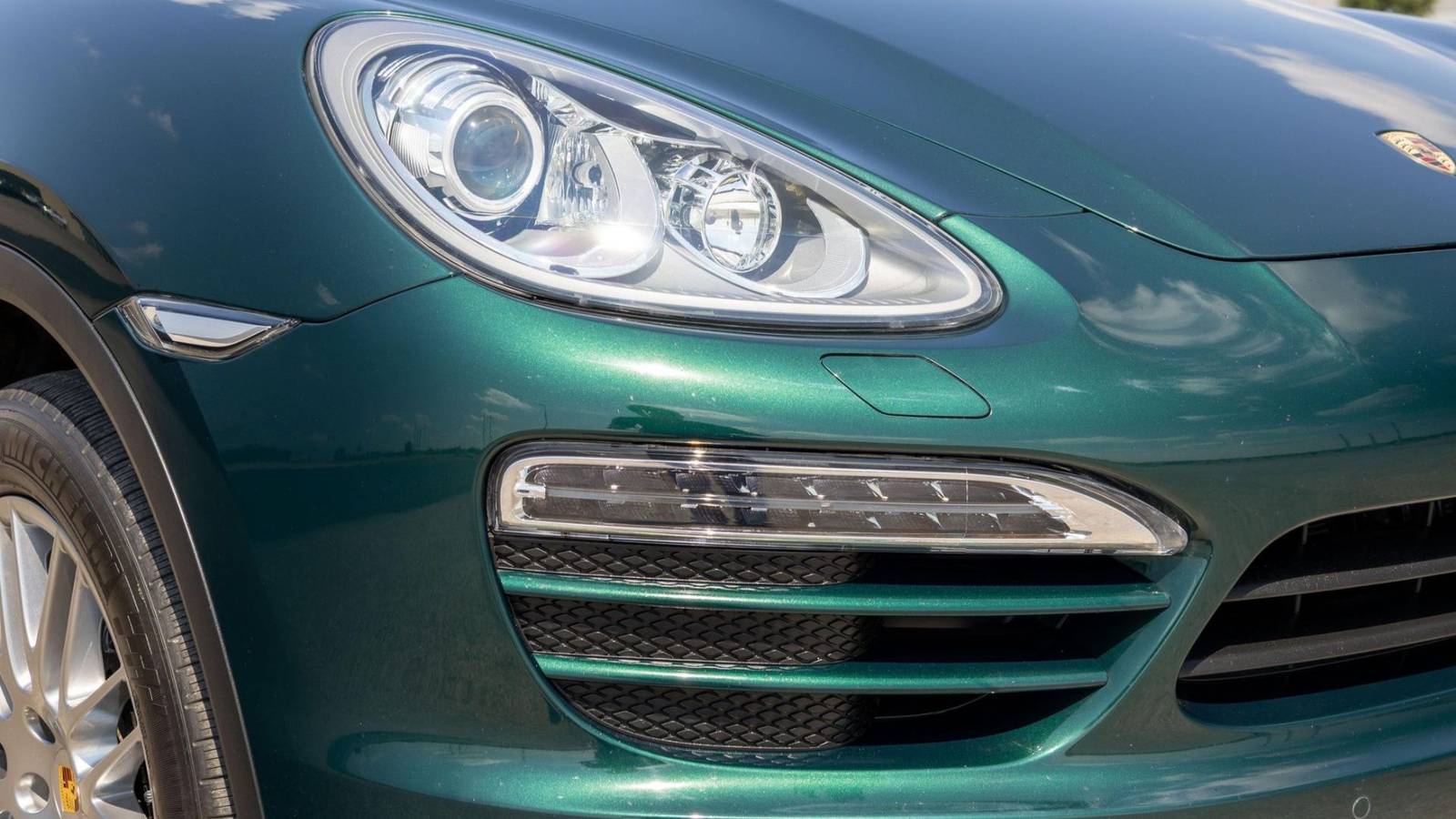 باعت مؤخرًا سيارة Porsche Cayenne بمحرك V6 وناقل حركة يدوي بسعر 125,000 دولار: دليل على ارتفاع الطلب على سيارات الدفع الرباعي الكلاسيكية.