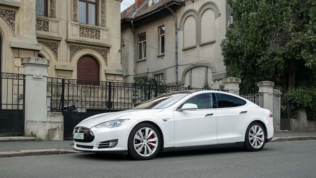 صور لسيارة Tesla Model S P85D الأصلية موديل 2015