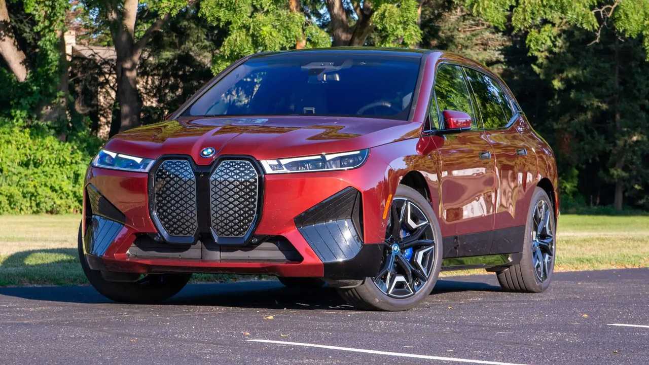 الواجهة الخارجية لسيارة BMW iX 2022