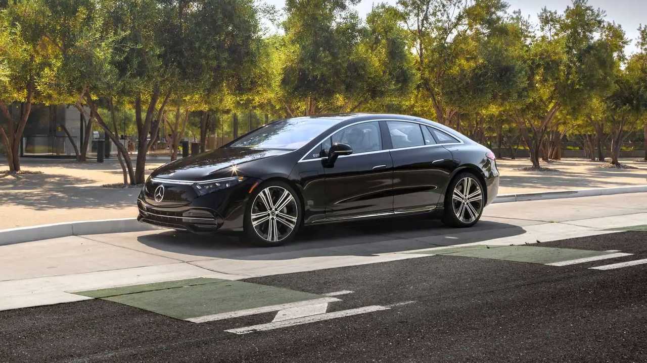 قيادة Mercedes EQS 2022 في الولايات المتحدة