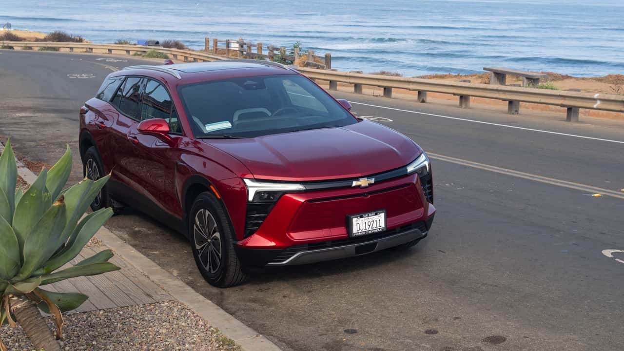 Chevy Blazer EV LT موديل 2024 باللون الأحمر اللامع