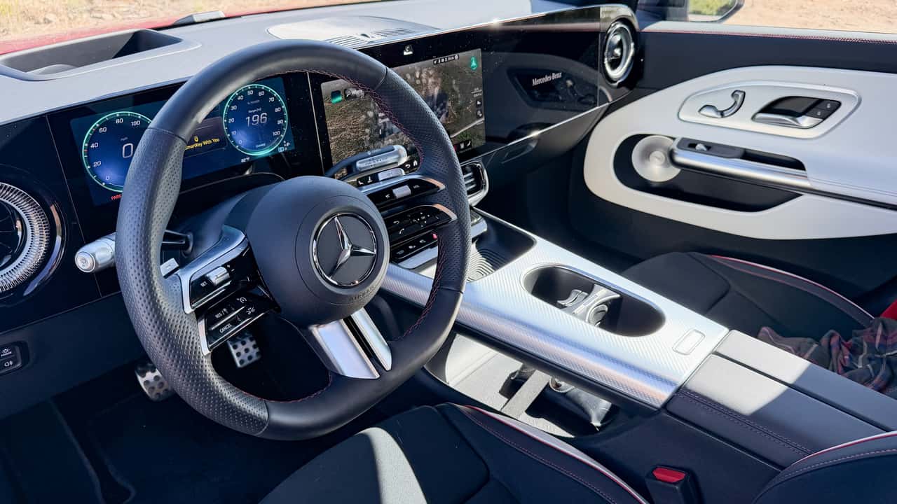 مراجعة سيارة Mercedes CLA EV موديل 2026.