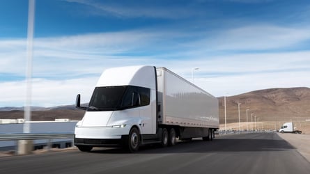 شاحنة Tesla Semi لعام 2026