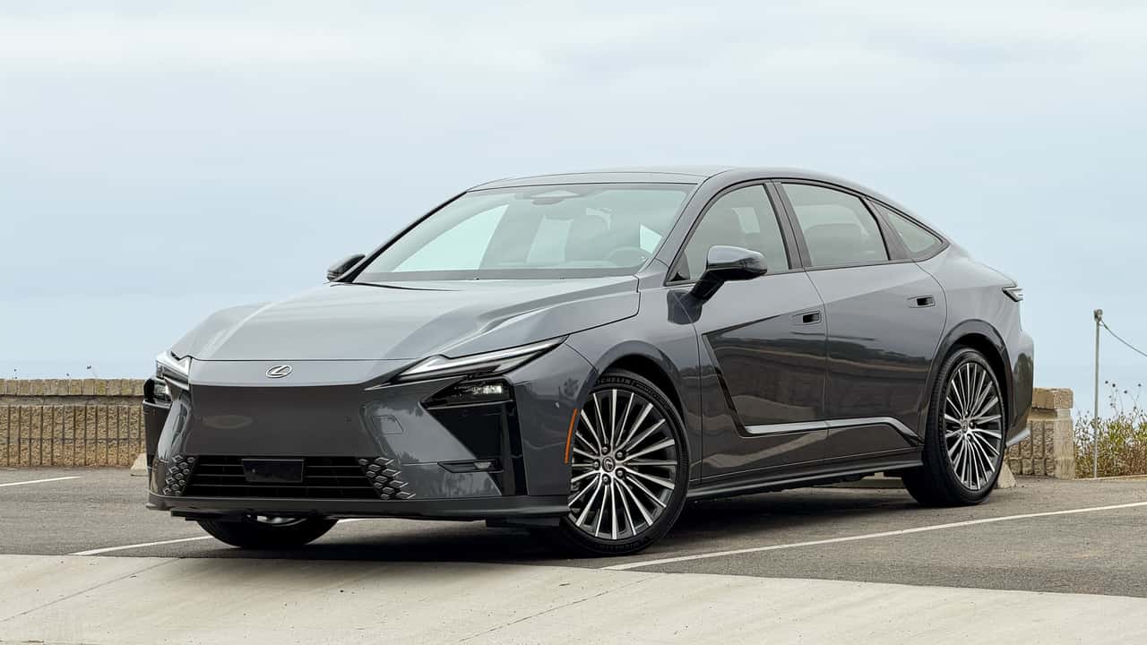 Первый тест-драйв Lexus ES 2027 года.