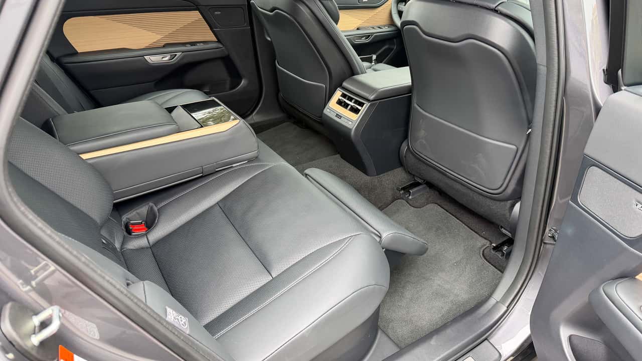 Первый взгляд на Lexus ES 2027 года.