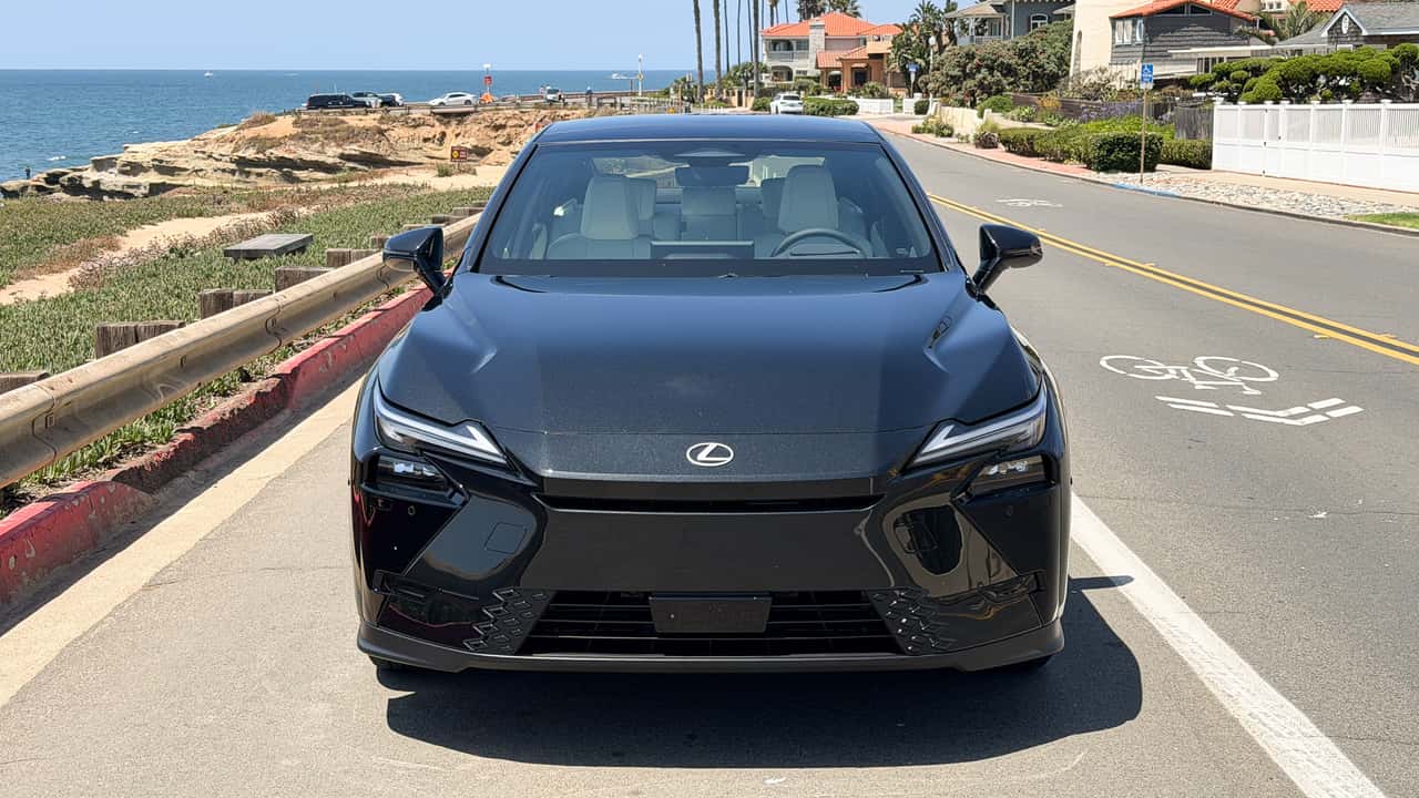 Первый тест-драйв Lexus ES 2027 года.