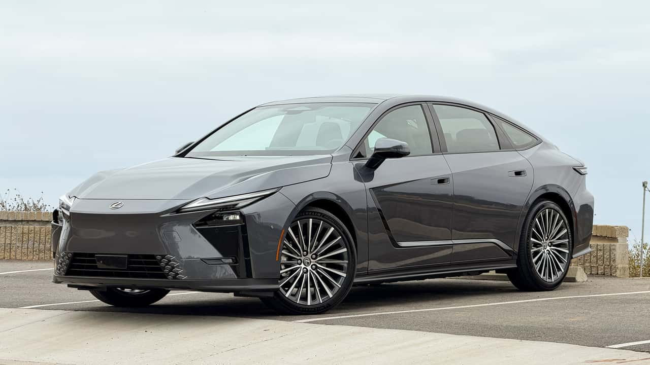 Первый тест-драйв Lexus ES 2027 года.