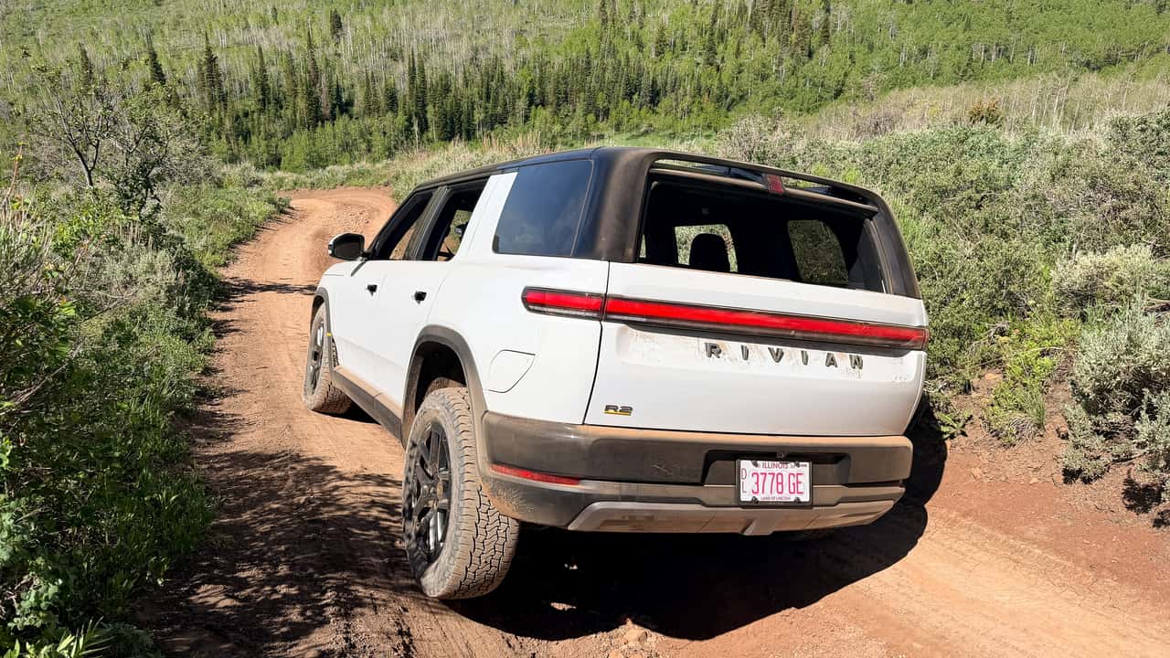 Rivian R2 2027: أول قيادة على الطرق المعبدة والوعرة
