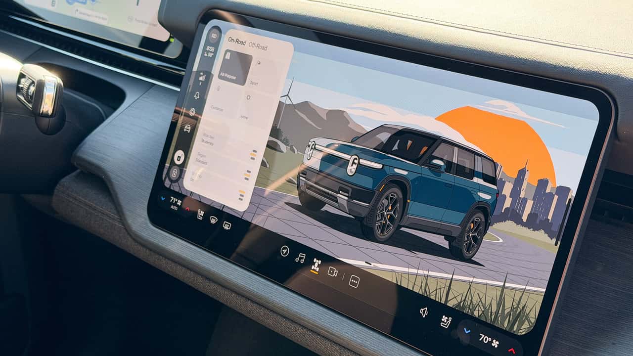 Rivian R2 2027: تجربة قيادة أولى على الطرق الوعرة والأسفلتية
