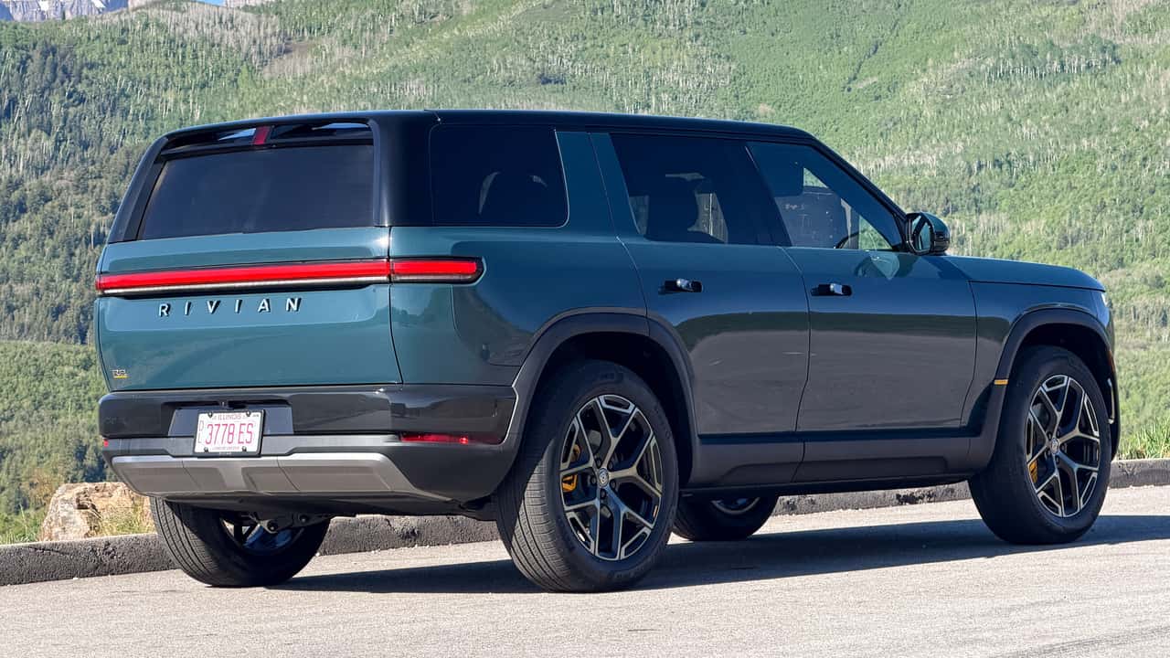 Rivian R2 2027: تجربة قيادة أولى على الطرق الوعرة والأسفلتية