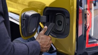 منفذ NACS لسيارة جنرال موتورز الكهربائية 2027