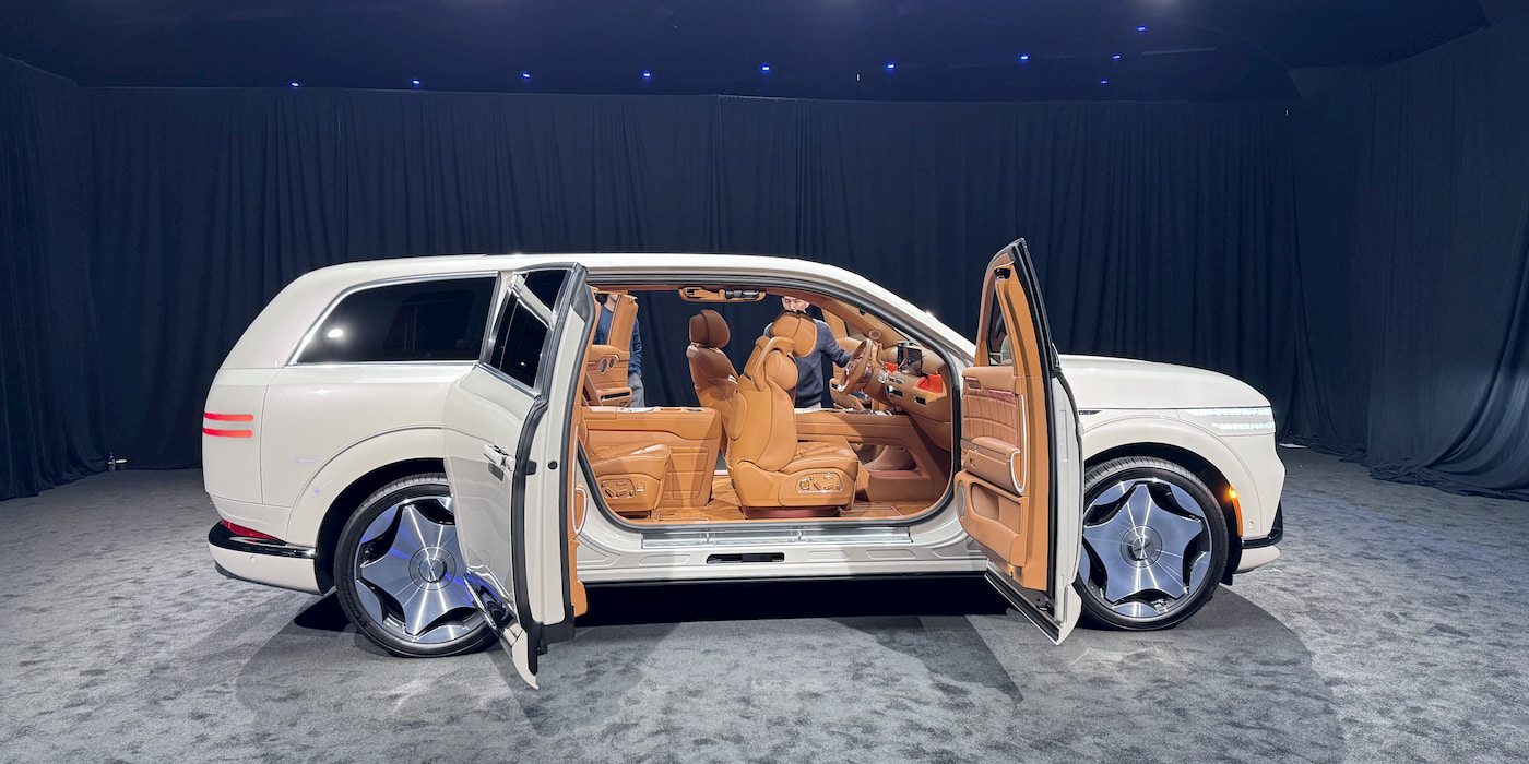 صورة أبواب Genesis GV90 الانتحارية