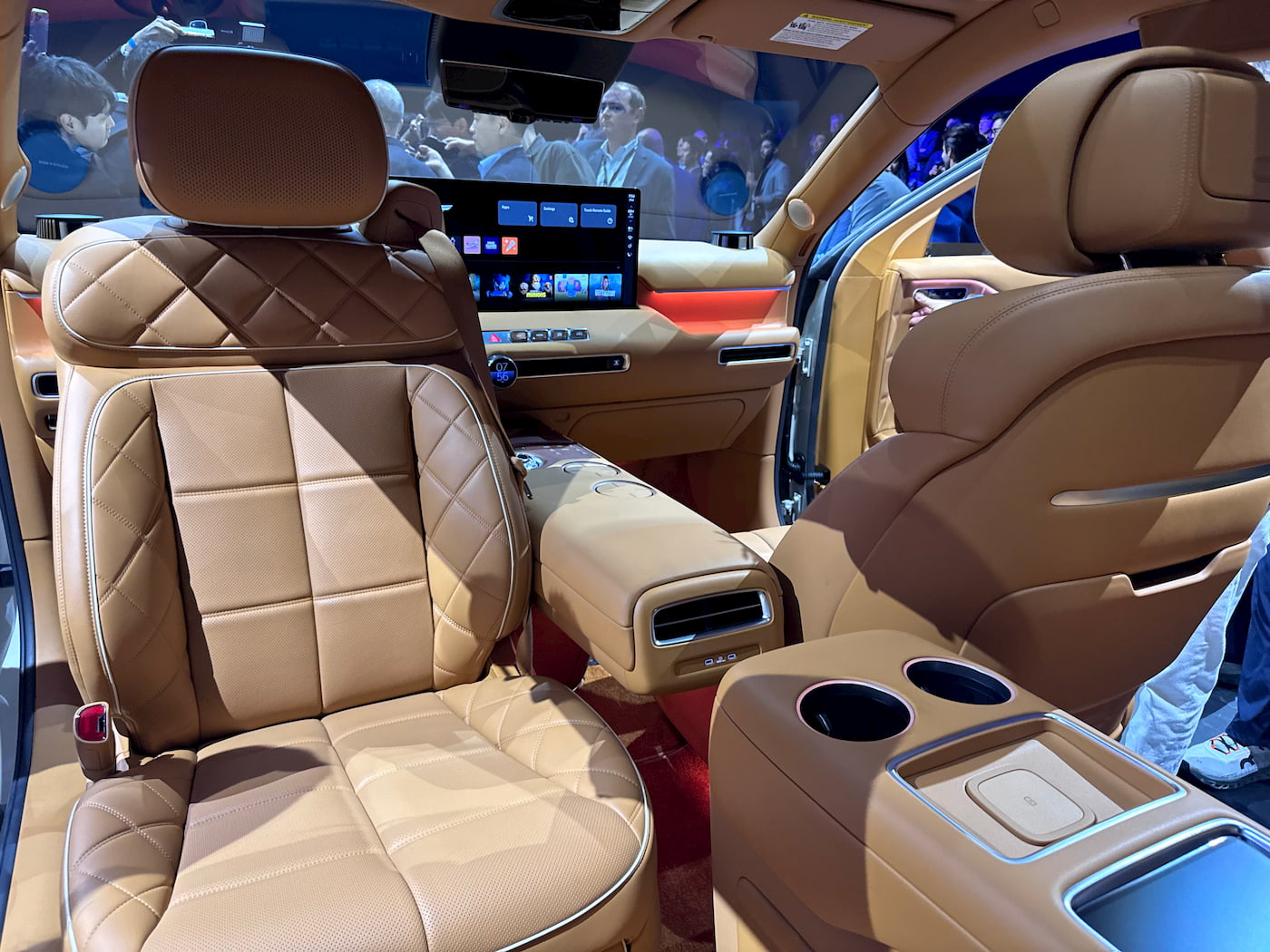 مقاعد دوارة داخلية Genesis GV90