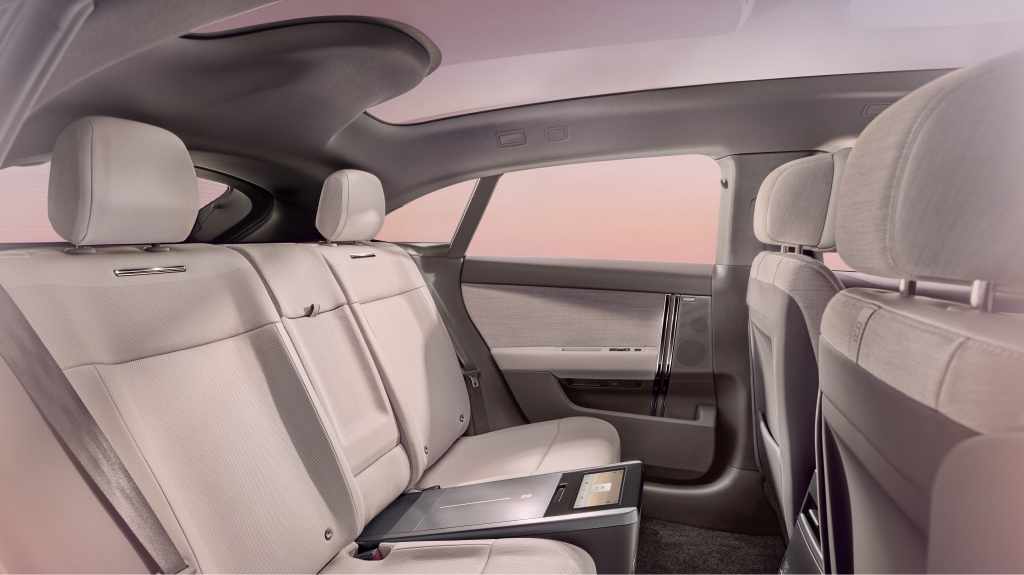 المقاعد الخلفية لـ Range Rover GT الكهربائية