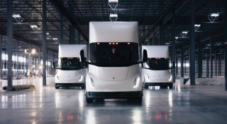 شاحنة Tesla Semi في المصنع