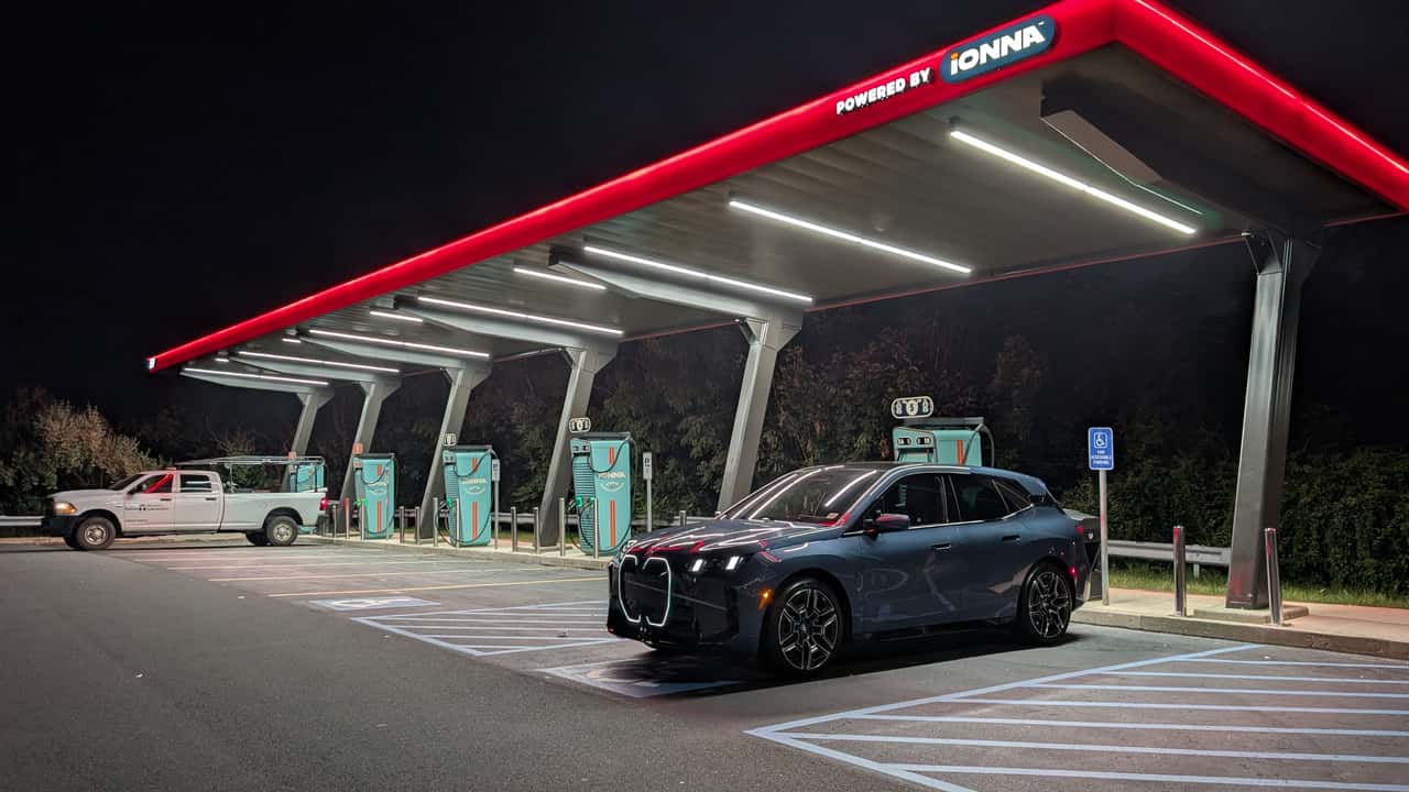 سيارة BMW iX في محطة شحن Ionna