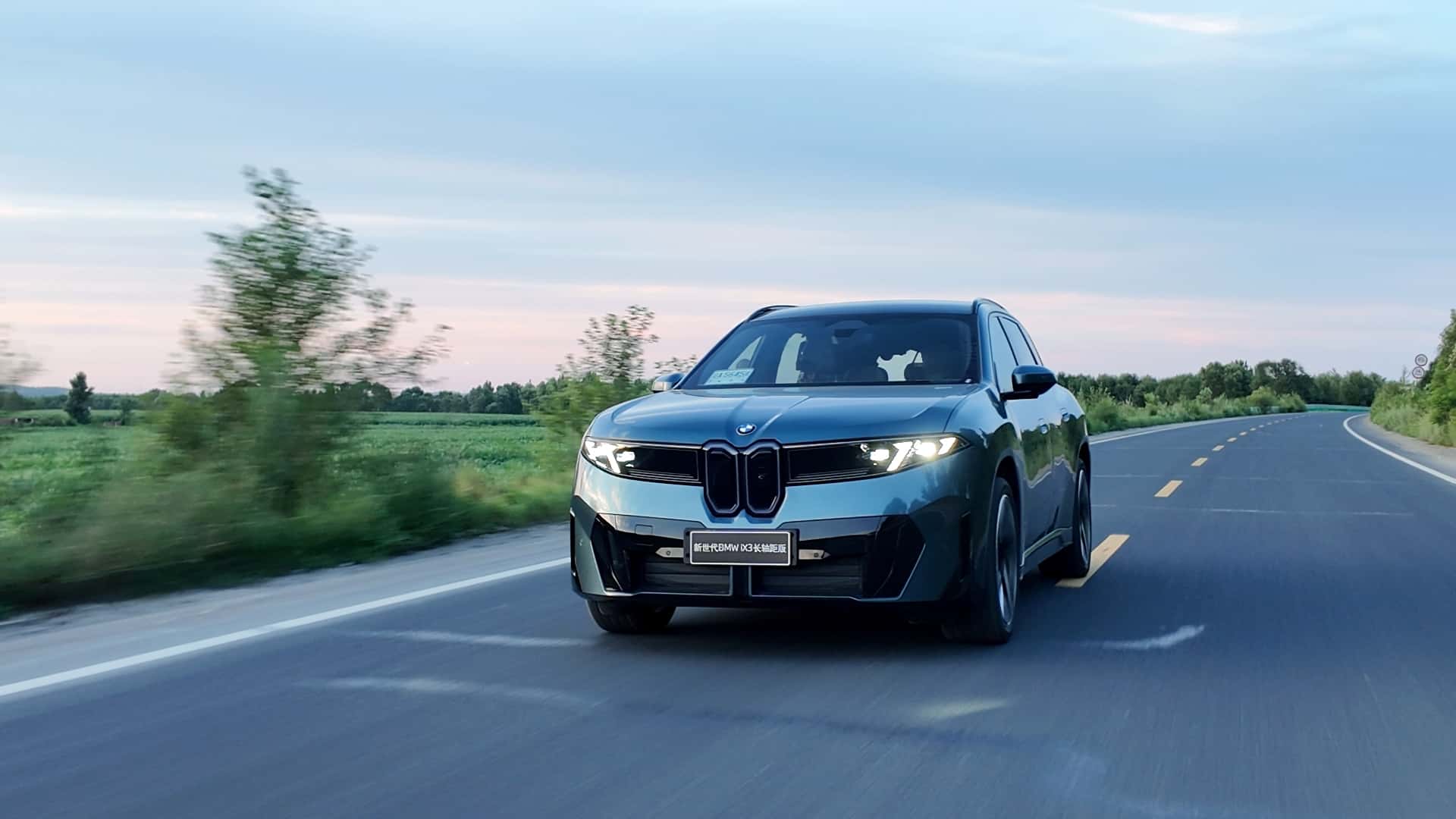 BMW iX3 50L الصينية تقطع 640 ميلاً بشحنة واحدة