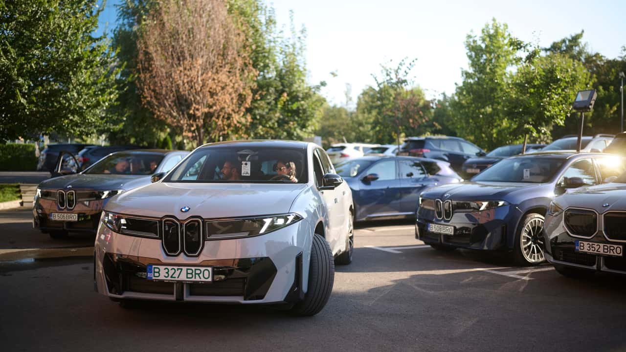 رحلة على الطريق في رومانيا بسيارة BMW iX3 2026