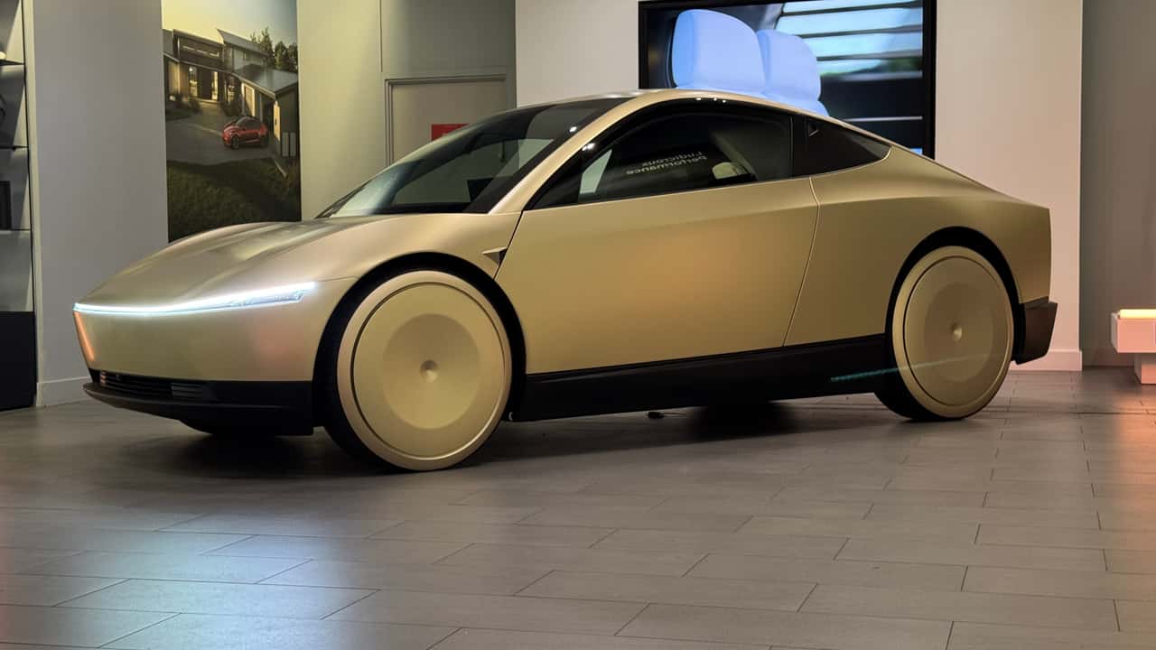 Tesla Cybercab في عرض حي