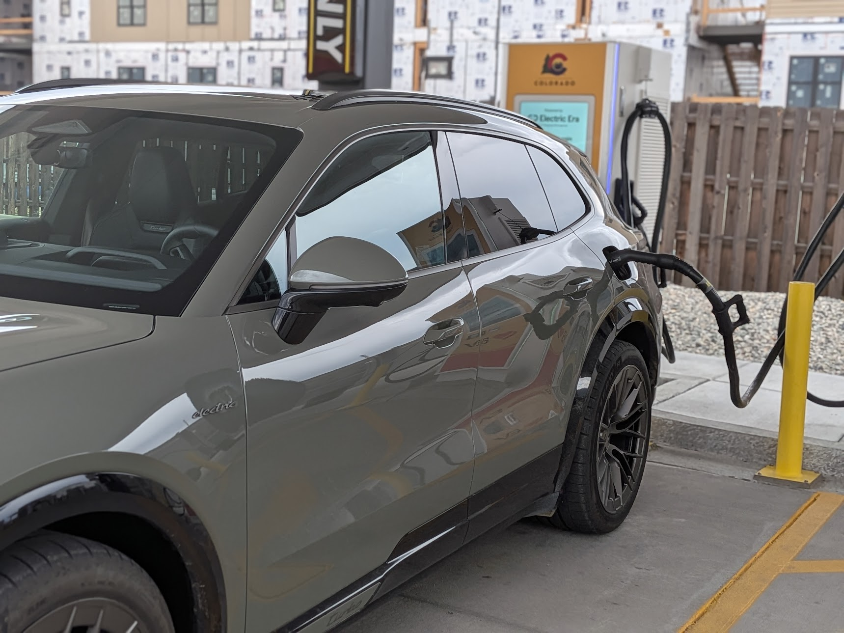 صورة لسيارة Porsche Cayenne Turbo EV تظهر قدراتها على الشحن السريع