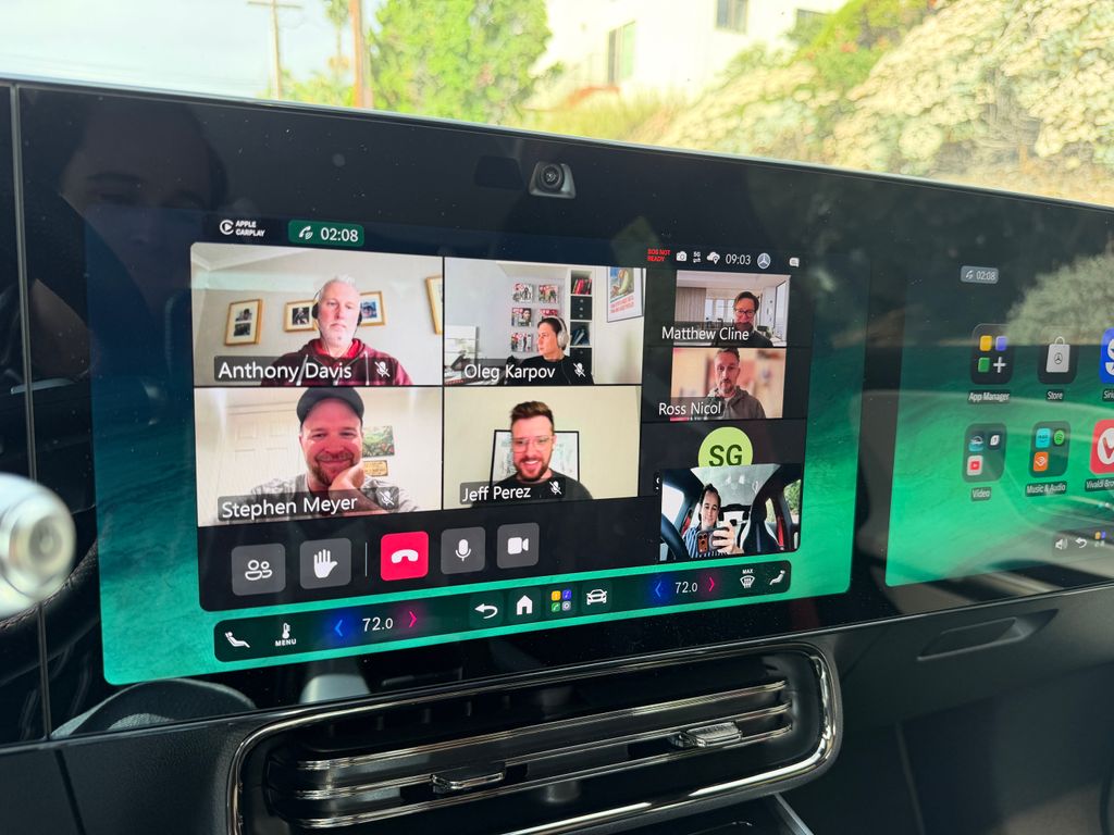 إجراء مكالمة Microsoft Teams داخل سيارة Mercedes CLA.