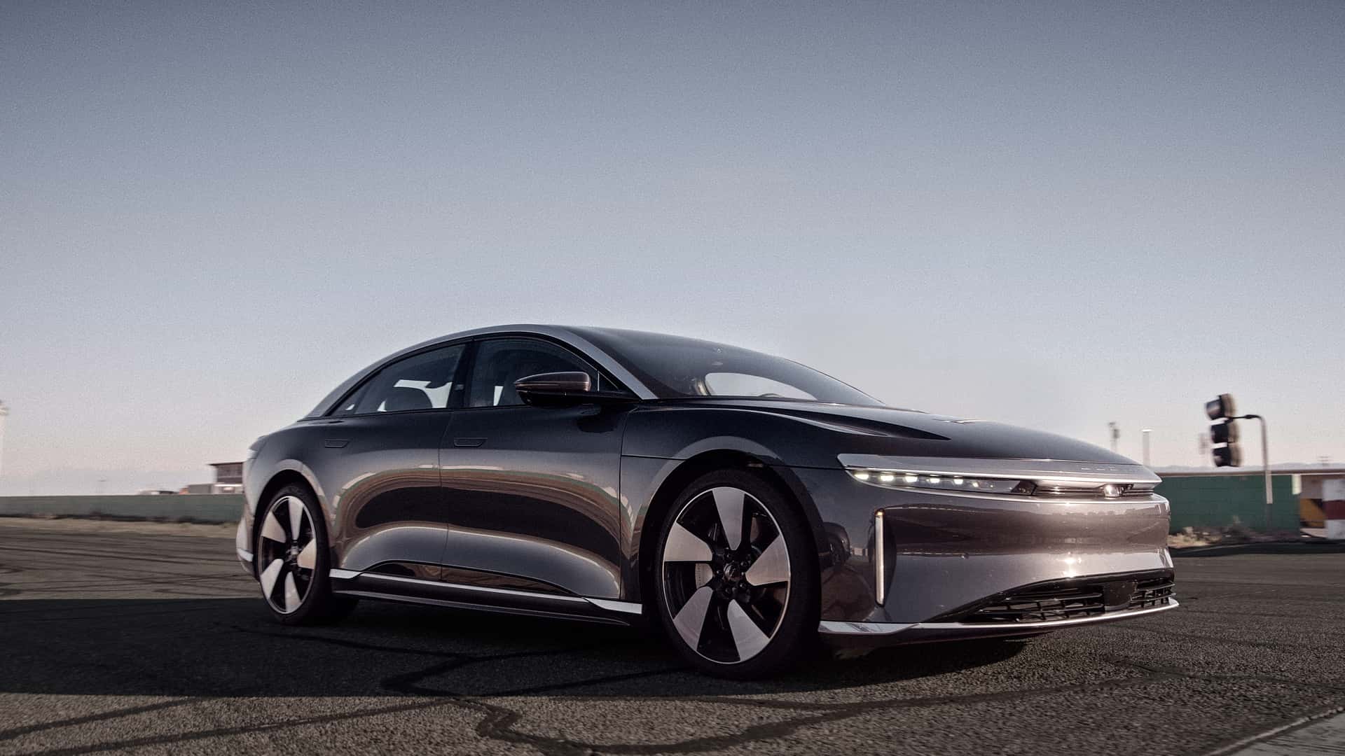 27 185 автомобилей Lucid Air отозваны из-за риска возгорания: компания Lucid просит парковать их на открытом воздухе.