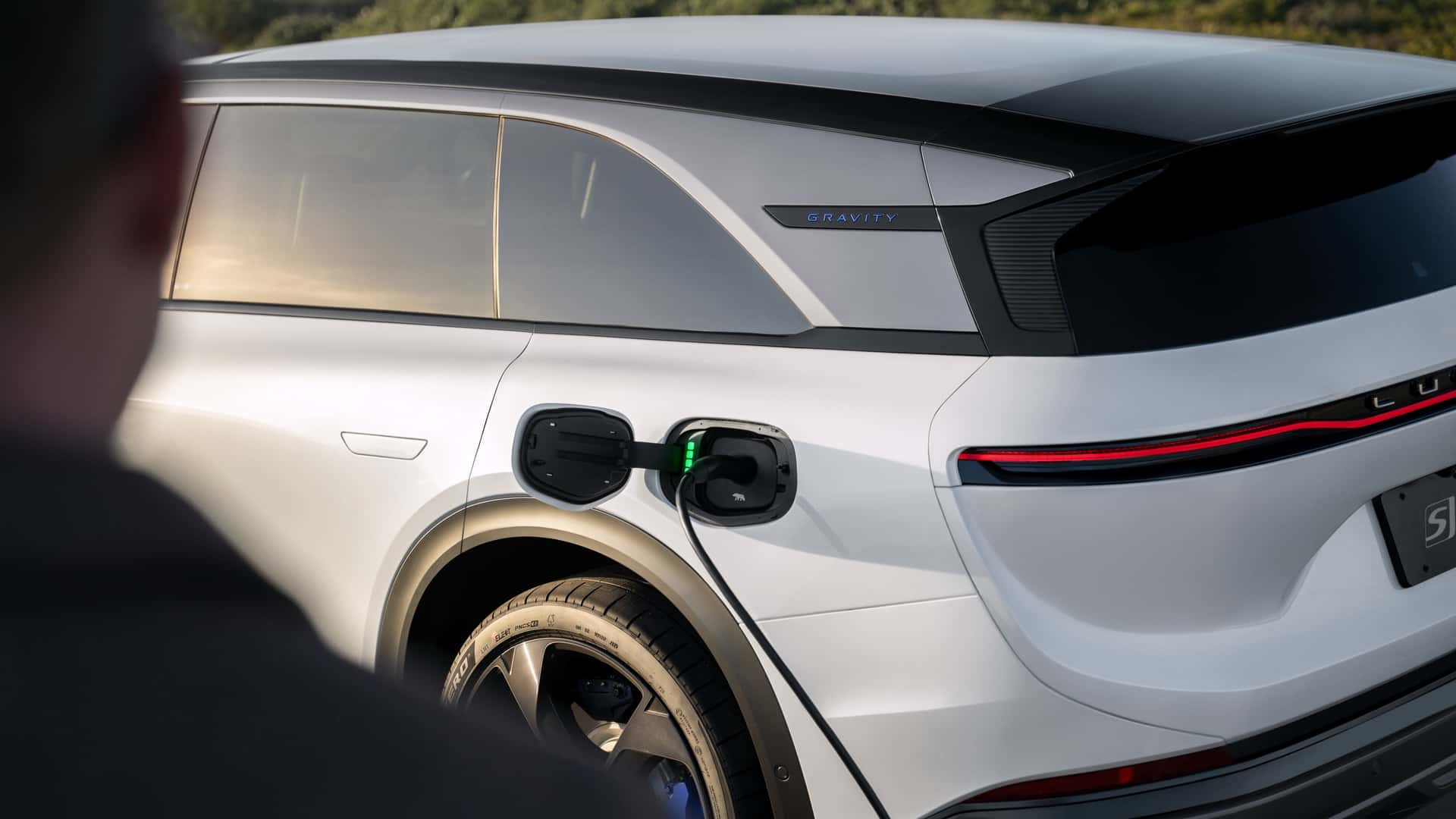 Lucid Gravity تشحن Tesla Model 3: هكذا يتم الأمر