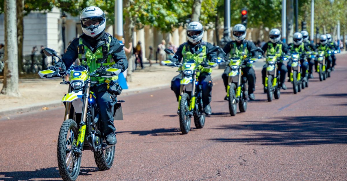 Londra polisi, aynı yasa dışı elektrikli scooter'ları kullanan suçluların peşinde.