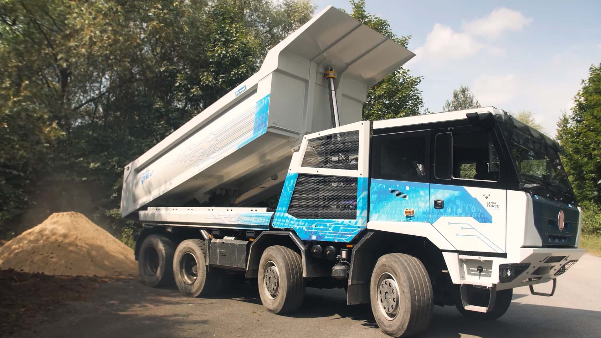 وحش تاترا 8x8 للطرق الوعرة يصبح كهربائياً لأول مرة