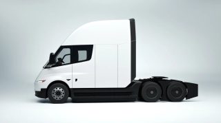 صورة لشاحنة Tesla Semi الكهربائية مع إشارة إلى أحجام البطاريات