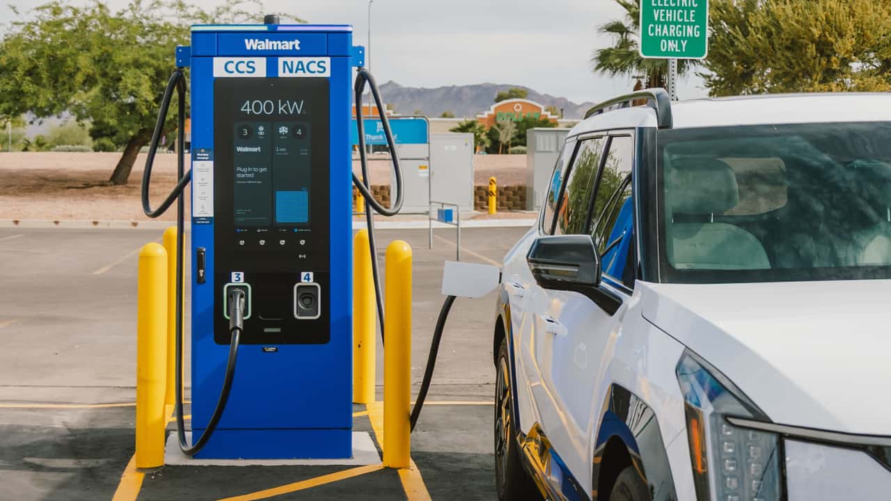 شواحن ABB E-mobility A400 DC السريعة التي تحمل علامة Walmart التجارية