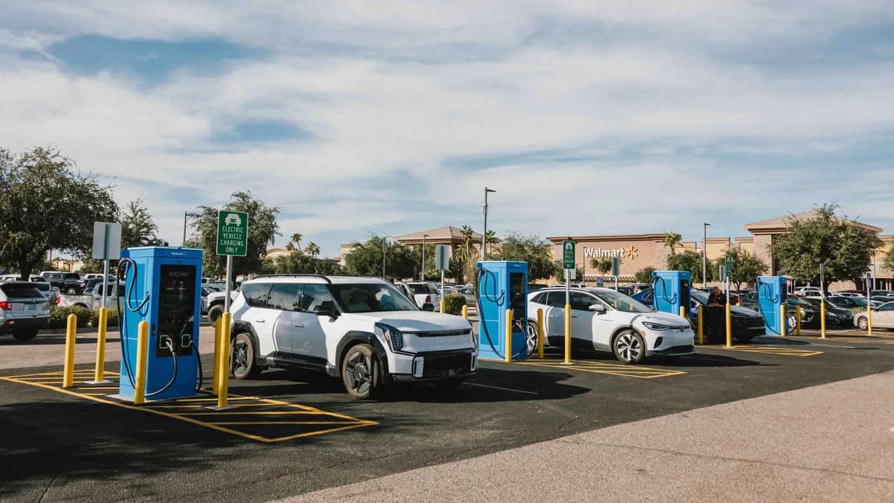 شواحن ABB E-mobility A400 DC السريعة التي تحمل علامة Walmart التجارية