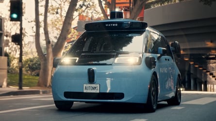 صورة لسيارة Waymo الروبوتية في أوجاي